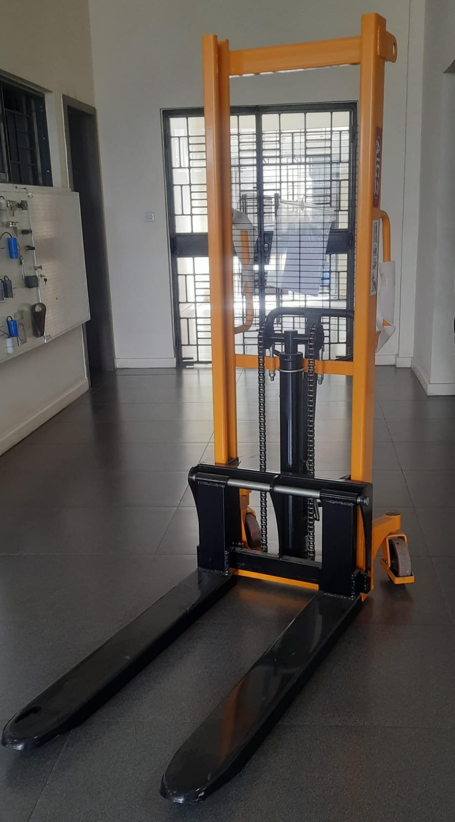 AMS1500-3M Aico Japan MANUAL STACKER Capacity 1.5 Tonnes (1500kgs) Lifting height 3 metres