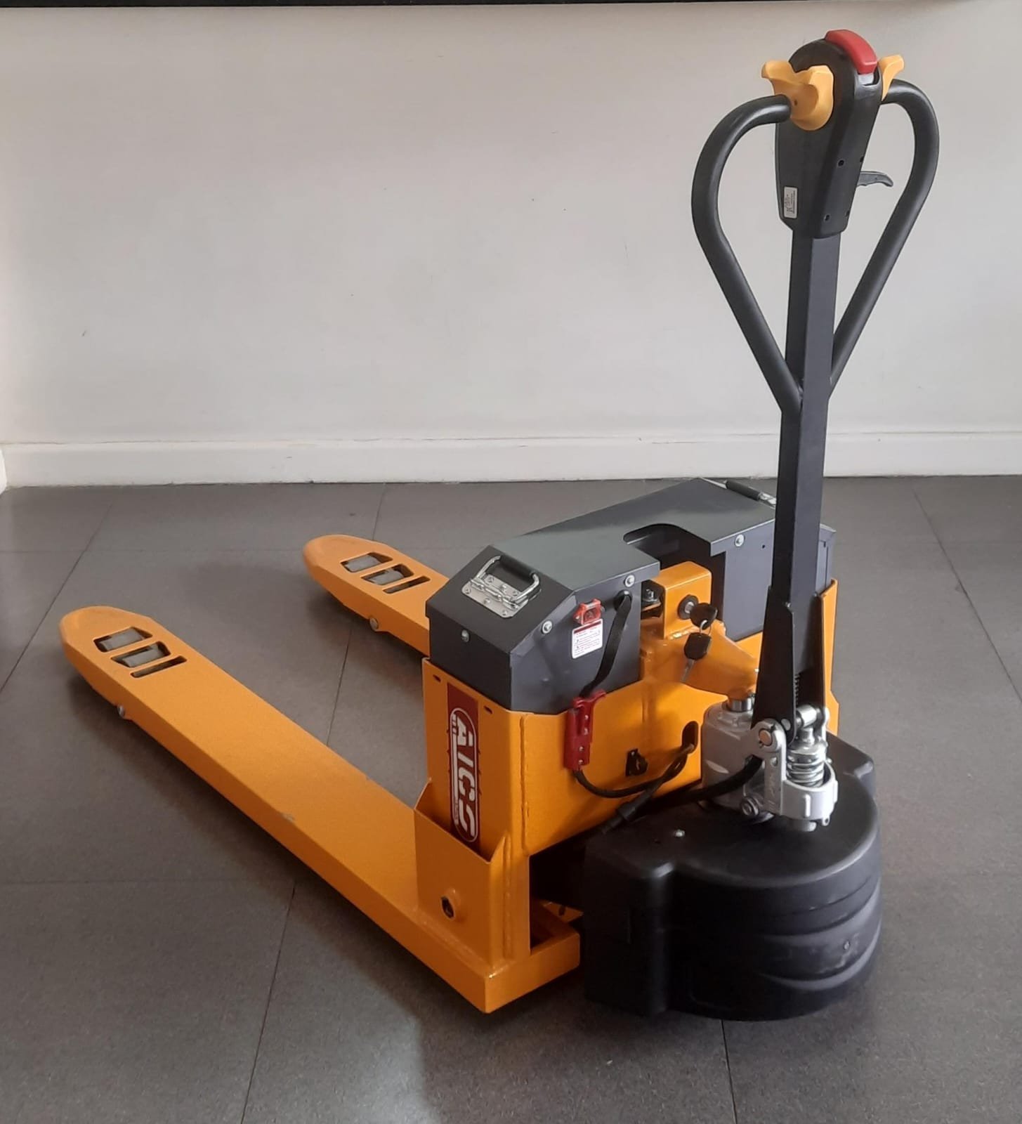 APTE3000-685 Aico Japan SEMI ELECTRIC PALLET TRUCK Capacity 3000kgs or 3 Tonnes