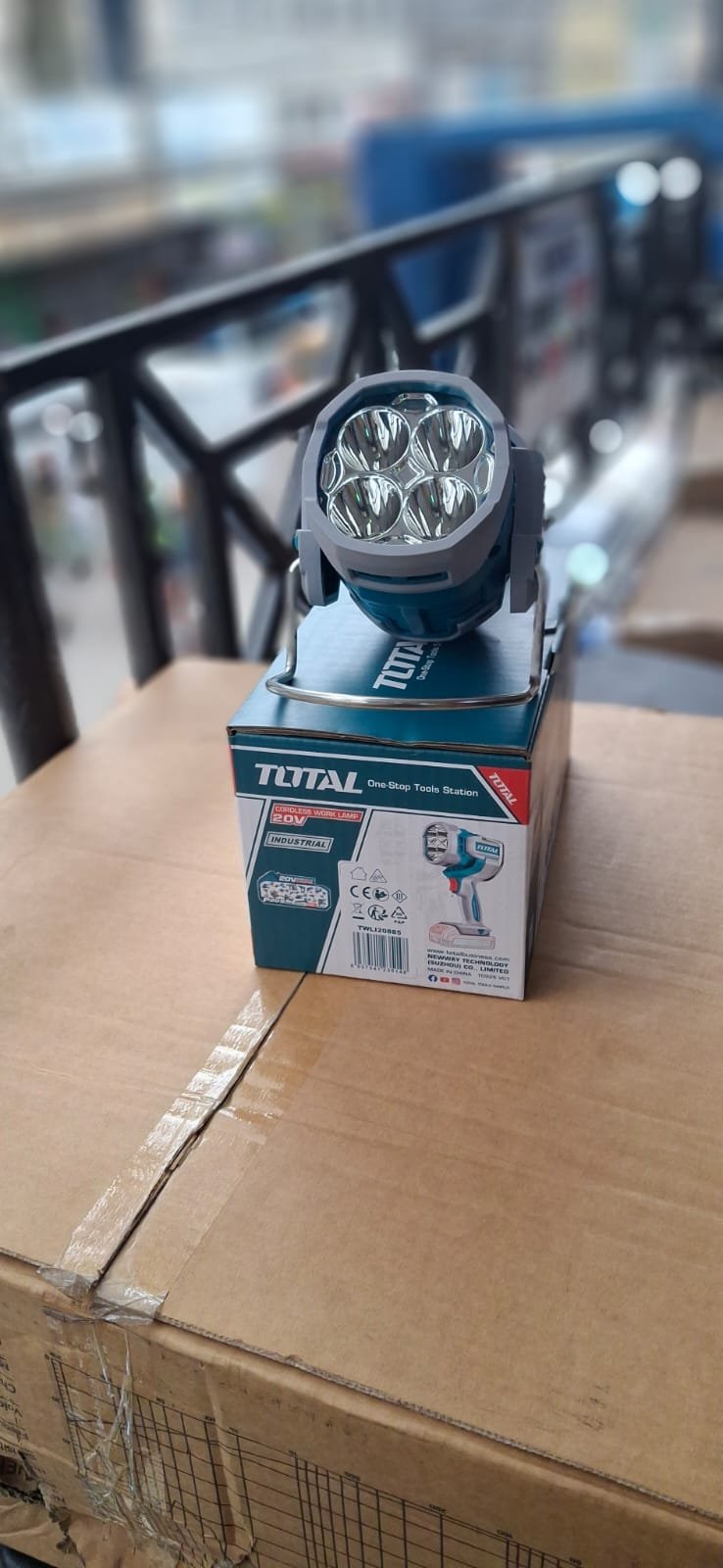 Total Cordless Work Industrial Lamp/Torch 20volts Strong 2500lumens - Image 2