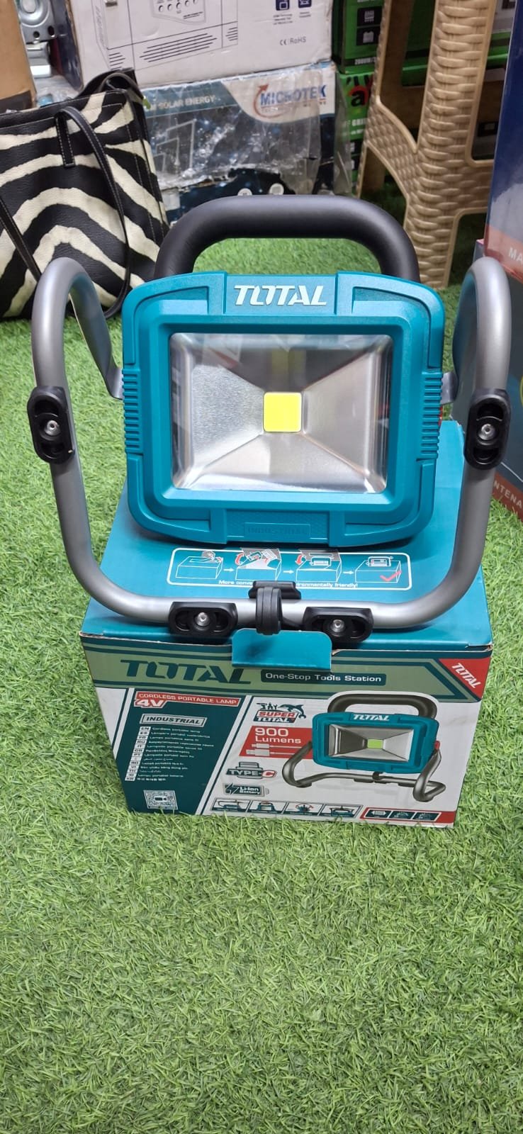 Total Cordless Work Industrial flood light 4volts Strong 900lumens