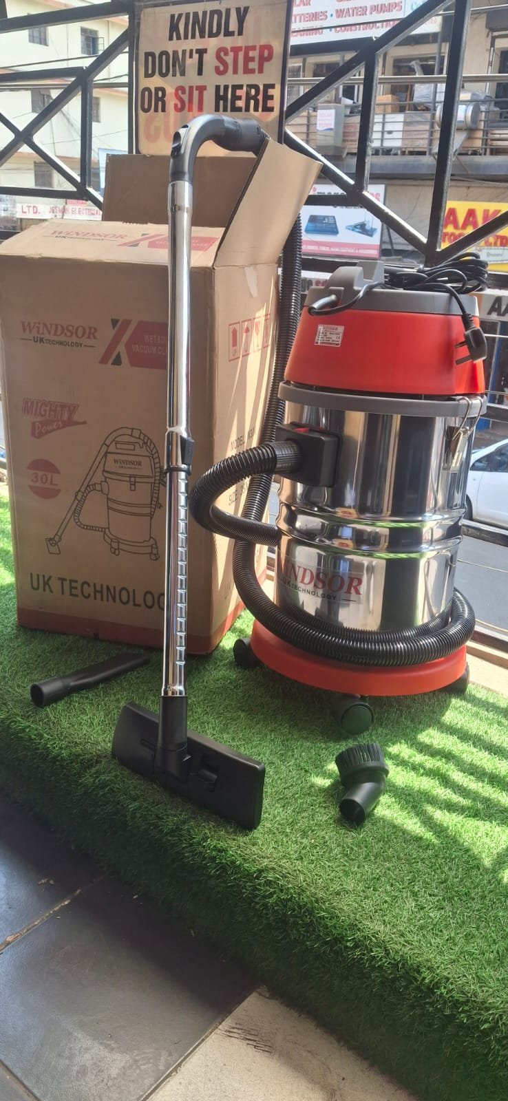 Uk technology Windsor 30ltrs wet and dry vacuum cleaner