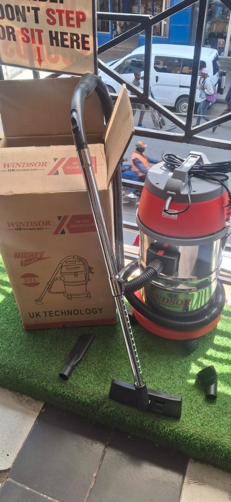 Uk technology Windsor 30ltrs wet and dry vacuum cleaner - Image 2