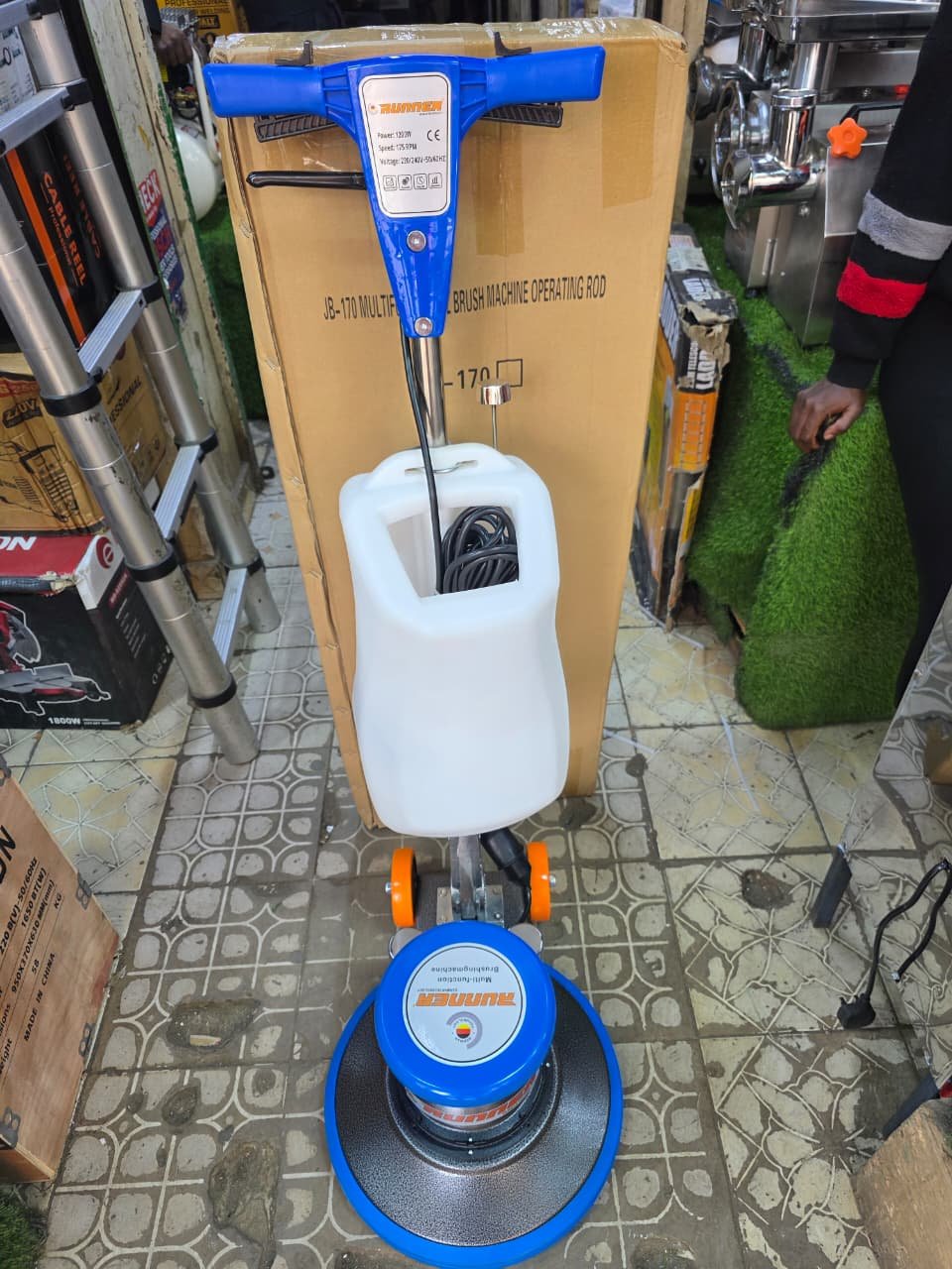 Runner floor scrubber with 3brushes