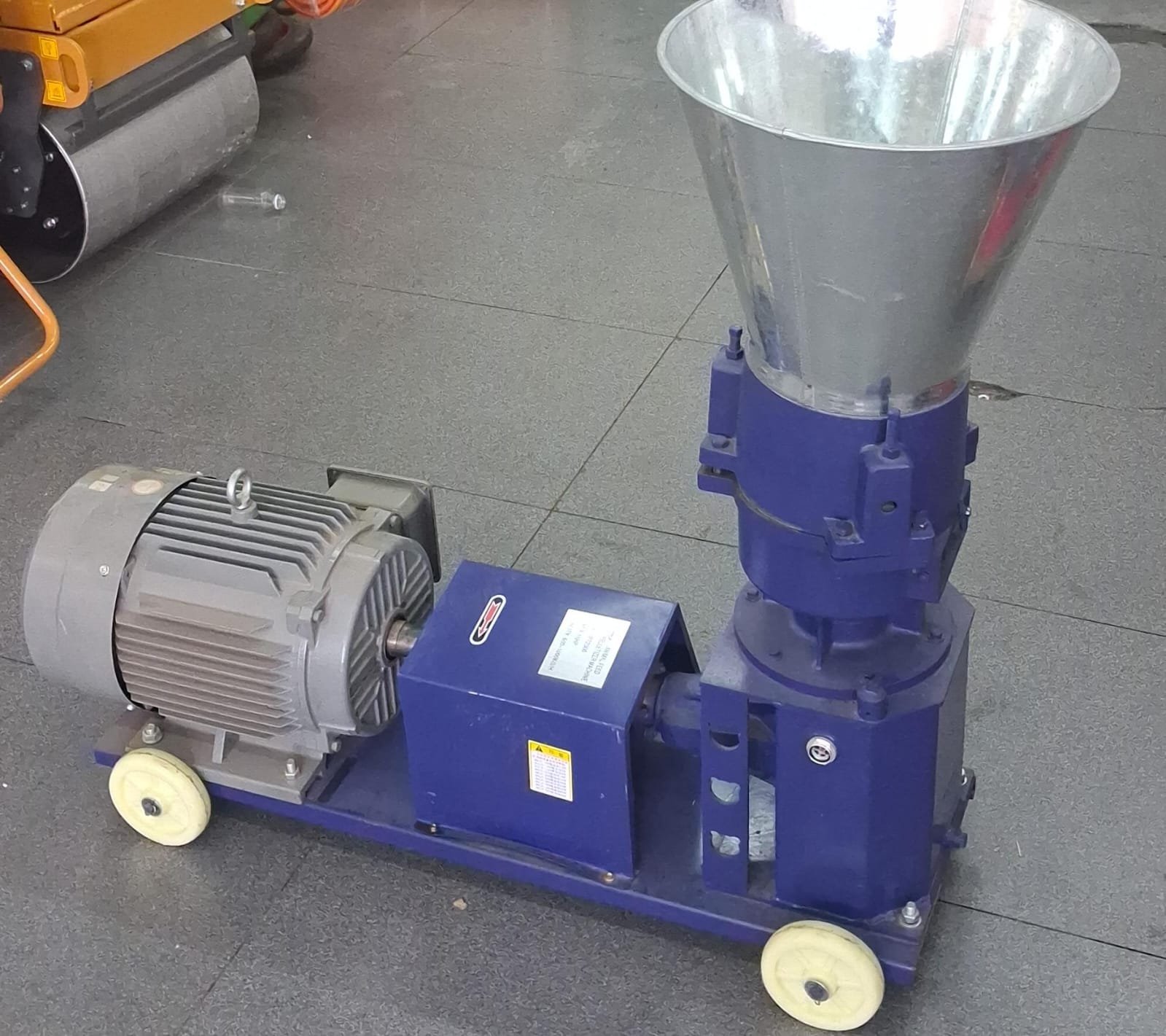 Milano Animal feed pelletizer machine 15hp pt2300 1000kg/hr